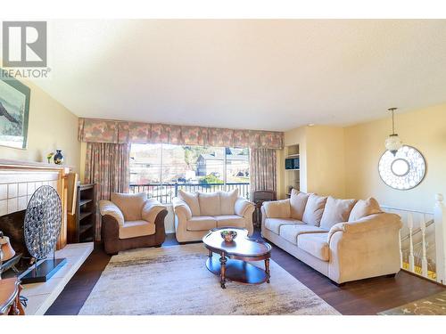 1532 Carmi Avenue, Penticton, BC - Indoor Photo Showing Living Room