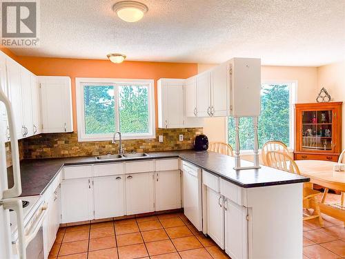 1532 Carmi Avenue, Penticton, BC - Indoor Photo Showing Kitchen With Double Sink