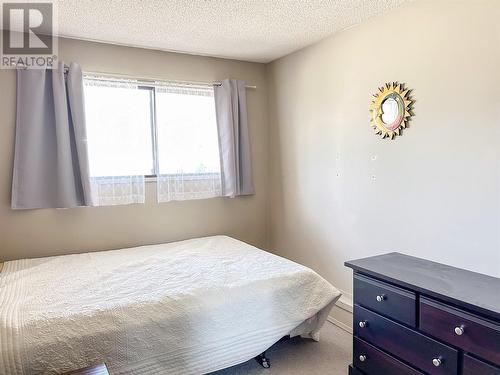 1532 Carmi Avenue, Penticton, BC - Indoor Photo Showing Bedroom