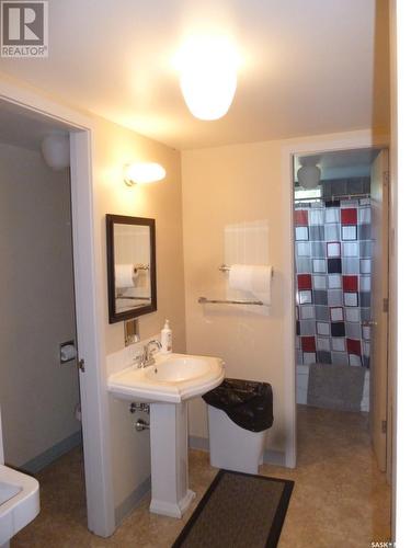 433 3Rd Street E, Shaunavon, SK - Indoor Photo Showing Bathroom