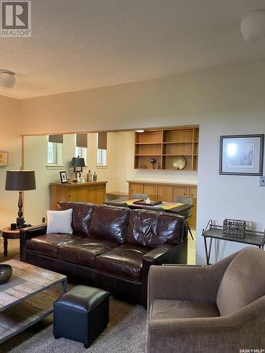 433 3Rd Street E, Shaunavon, SK - Indoor Photo Showing Living Room