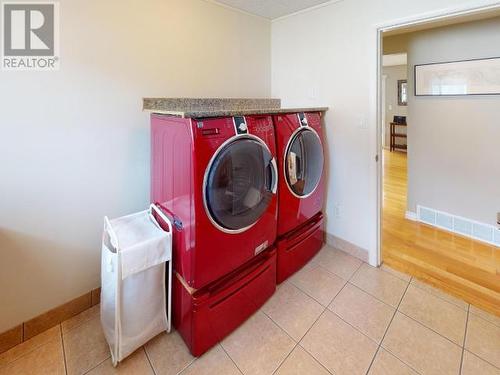 7113 Hazelton Street, Powell River, BC - Indoor Photo Showing Laundry Room