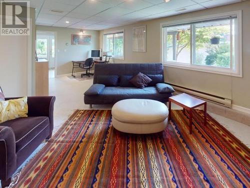 7113 Hazelton Street, Powell River, BC - Indoor Photo Showing Living Room