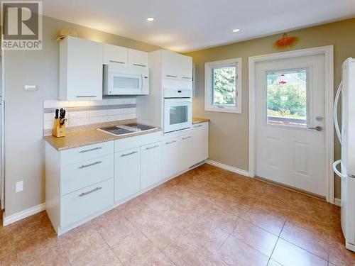 7113 Hazelton Street, Powell River, BC - Indoor Photo Showing Kitchen With Double Sink