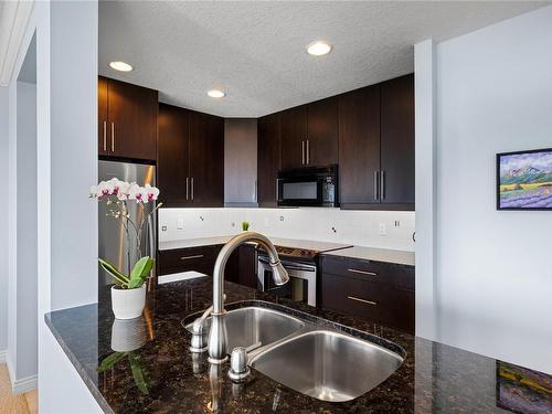 102-3132 Island Hwy West, Qualicum Beach, BC - Indoor Photo Showing Kitchen With Double Sink