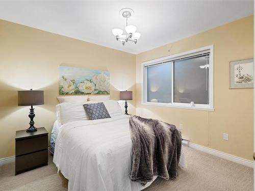 102-3132 Island Hwy West, Qualicum Beach, BC - Indoor Photo Showing Bedroom