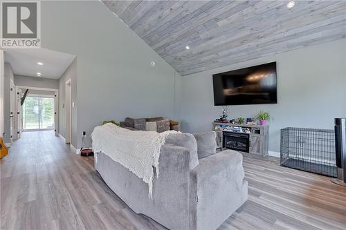 39592 Hwy 41 Highway, Pembroke, ON - Indoor Photo Showing Living Room