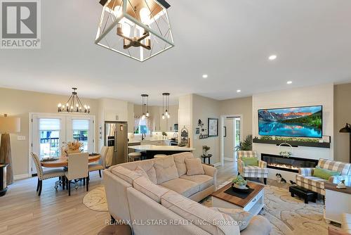 5 Princes Street E, Kawartha Lakes, ON - Indoor Photo Showing Living Room