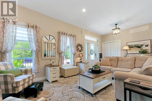 5 Princes Street E, Kawartha Lakes, ON - Indoor Photo Showing Living Room