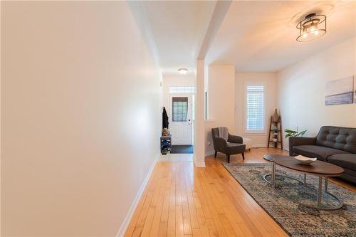 29 Hartland Road, Stoney Creek, ON - Indoor Photo Showing Living Room