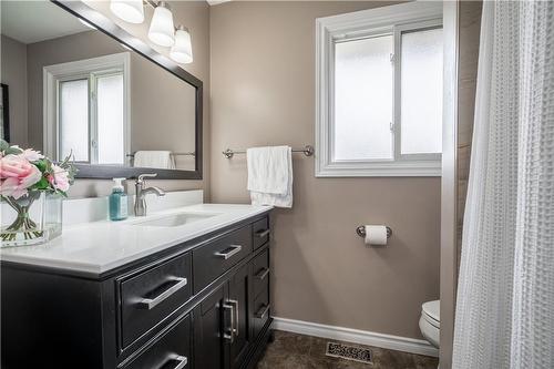 8 Vanderwood Court, Stoney Creek, ON - Indoor Photo Showing Bathroom