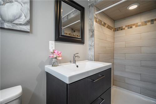 8 Vanderwood Court, Stoney Creek, ON - Indoor Photo Showing Bathroom