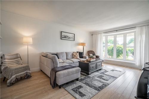 8 Vanderwood Court, Stoney Creek, ON - Indoor Photo Showing Living Room