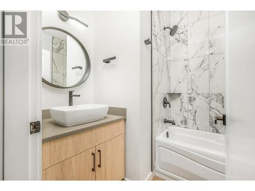 2741 Cedar Ridge Street, Lumby, BC - Indoor Photo Showing Bathroom