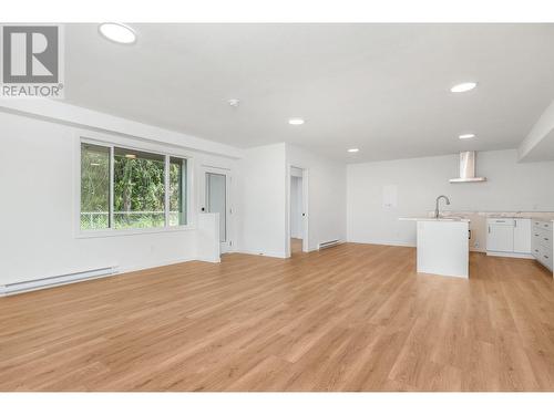 2741 Cedar Ridge Street, Lumby, BC - Indoor Photo Showing Kitchen