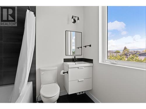 2825 Richter Street Unit# 3, Kelowna, BC - Indoor Photo Showing Bathroom