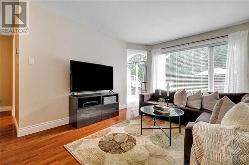 28 Deerchase Court, Kanata, ON - Indoor Photo Showing Living Room