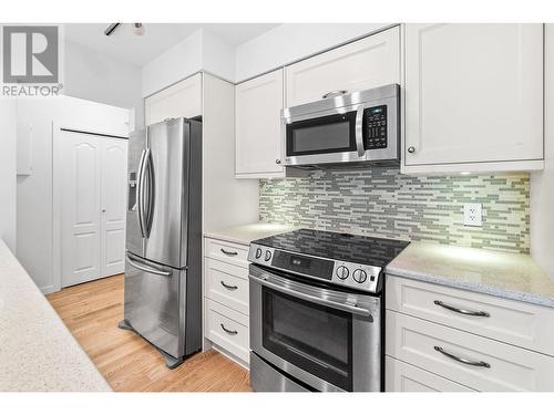 4058 Lakeshore Road Unit# 101, Kelowna, BC - Indoor Photo Showing Kitchen With Upgraded Kitchen