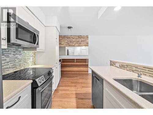 4058 Lakeshore Road Unit# 101, Kelowna, BC - Indoor Photo Showing Kitchen