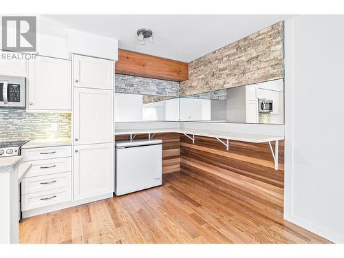 4058 Lakeshore Road Unit# 101, Kelowna, BC - Indoor Photo Showing Kitchen