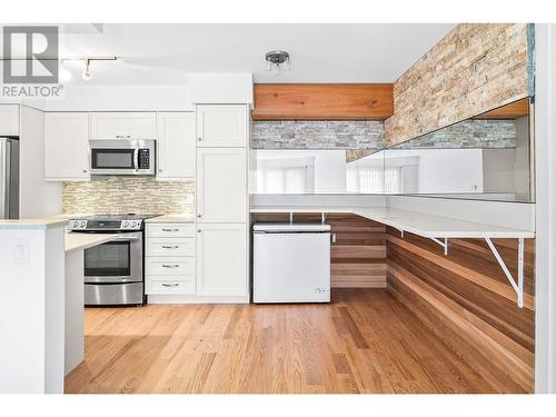 4058 Lakeshore Road Unit# 101, Kelowna, BC - Indoor Photo Showing Kitchen With Upgraded Kitchen