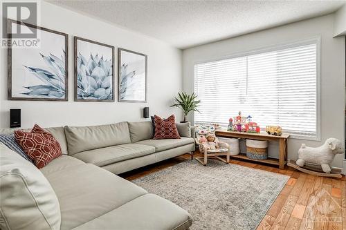 480 Meadowbreeze Drive, Kanata, ON - Indoor Photo Showing Living Room