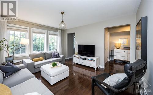 133 Harmattan Avenue, Stittsville, ON - Indoor Photo Showing Living Room