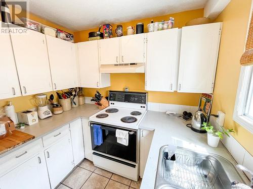 594 Nelson Avenue, Penticton, BC - Indoor Photo Showing Kitchen