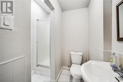 1242 Wyandotte Street, Windsor, ON - Indoor Photo Showing Bathroom