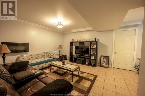 930 Windsor Avenue, Windsor, ON - Indoor Photo Showing Living Room
