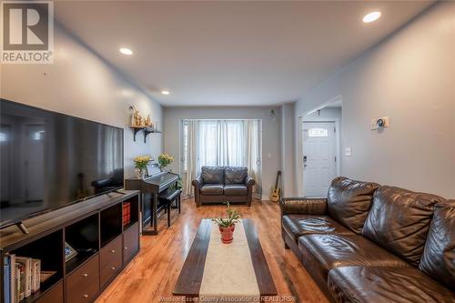 930 Windsor Avenue, Windsor, ON - Indoor Photo Showing Living Room