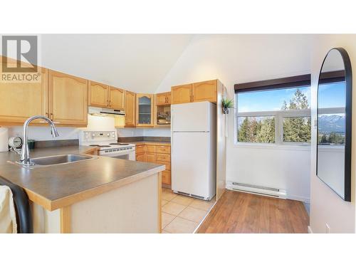 945 Westridge  Way, Invermere, BC - Indoor Photo Showing Kitchen