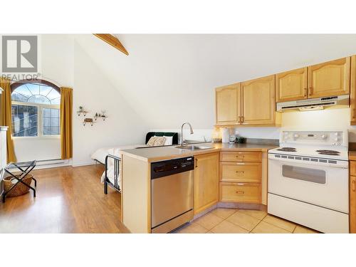 945 Westridge  Way, Invermere, BC - Indoor Photo Showing Kitchen