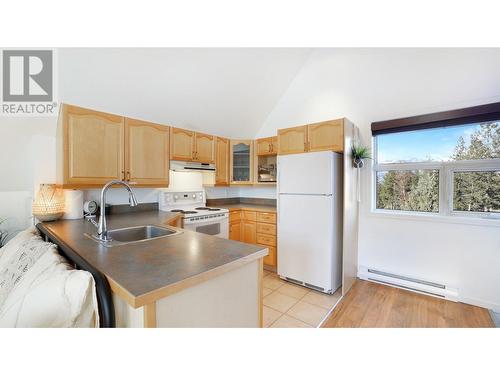 945 Westridge  Way, Invermere, BC - Indoor Photo Showing Kitchen