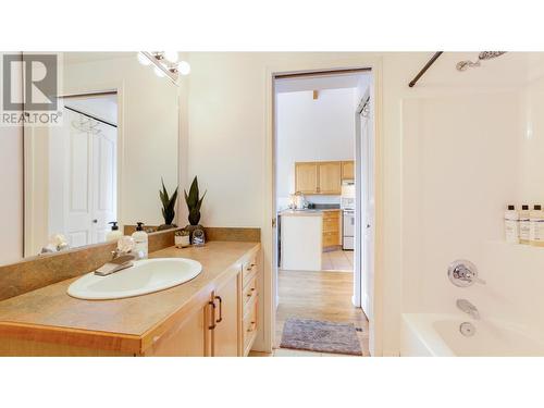 945 Westridge  Way, Invermere, BC - Indoor Photo Showing Bathroom