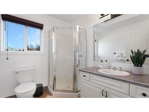 945 Westridge Way, Invermere, BC - Indoor Photo Showing Bathroom