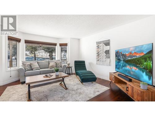 945 Westridge  Way, Invermere, BC - Indoor Photo Showing Living Room