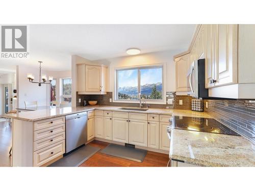 945 Westridge  Way, Invermere, BC - Indoor Photo Showing Kitchen