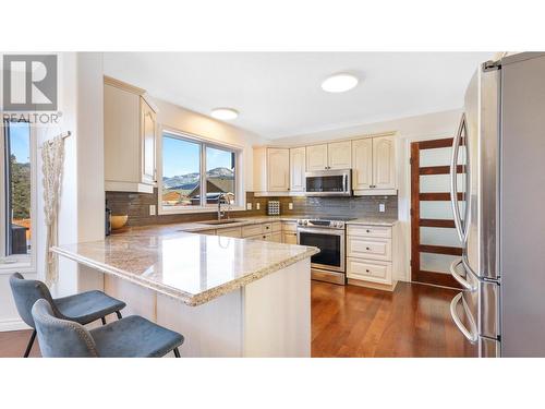 945 Westridge  Way, Invermere, BC - Indoor Photo Showing Kitchen