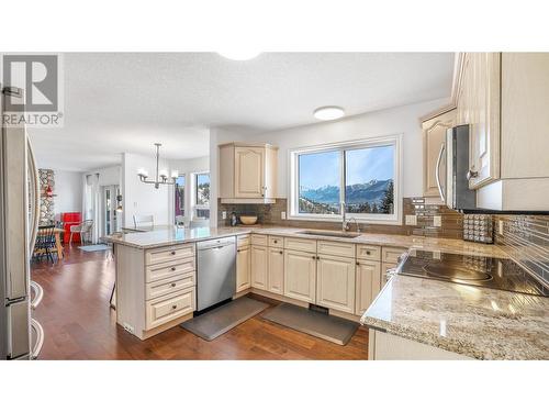 945 Westridge  Way, Invermere, BC - Indoor Photo Showing Kitchen