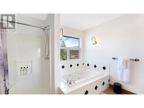 945 Westridge  Way, Invermere, BC - Indoor Photo Showing Bathroom