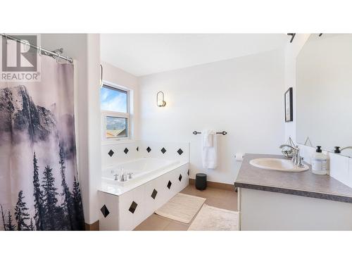 945 Westridge  Way, Invermere, BC - Indoor Photo Showing Bathroom