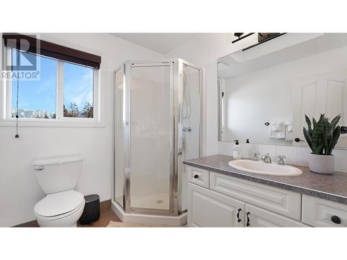 945 Westridge  Way, Invermere, BC - Indoor Photo Showing Bathroom