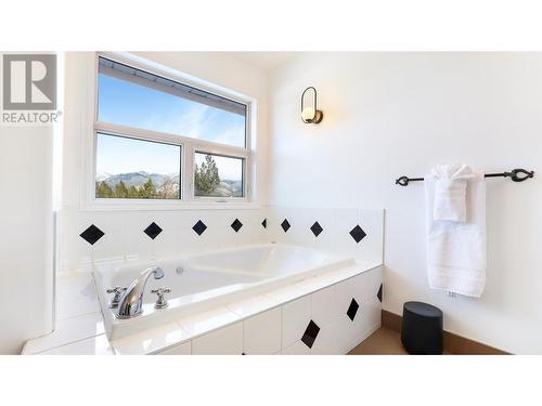 945 Westridge  Way, Invermere, BC - Indoor Photo Showing Bathroom