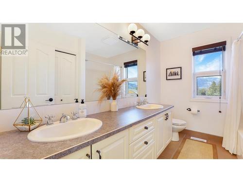 945 Westridge  Way, Invermere, BC - Indoor Photo Showing Bathroom