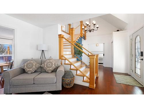 945 Westridge Way, Invermere, BC - Indoor Photo Showing Living Room