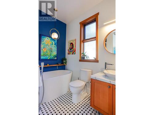 2490 Knob Road, Castlegar, BC - Indoor Photo Showing Bathroom