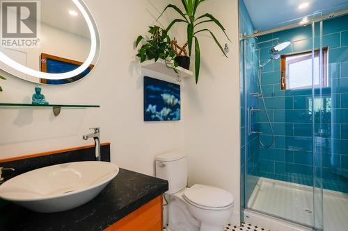 2490 Knob Road, Castlegar, BC - Indoor Photo Showing Bathroom