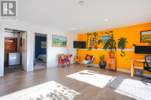 2490 Knob Road, Castlegar, BC - Indoor Photo Showing Living Room