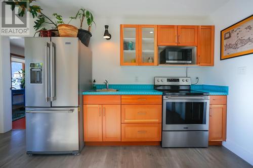 2490 Knob Road, Castlegar, BC - Indoor Photo Showing Kitchen